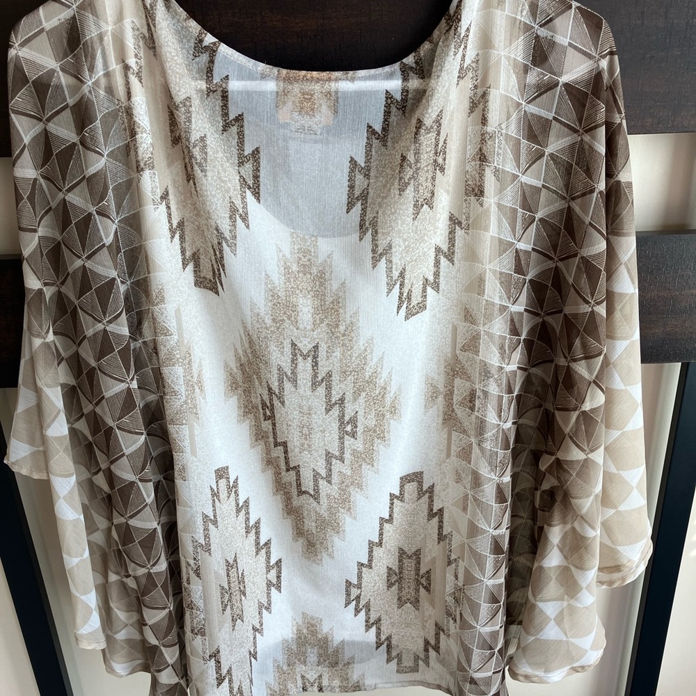 Geometric Patterned Women's Top - Picture 4 of 5